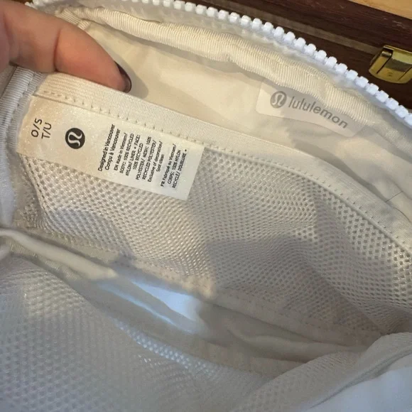 Lululemon Everywhere Crossbody Belt Bag 1L - White - Picture 8 of 11
